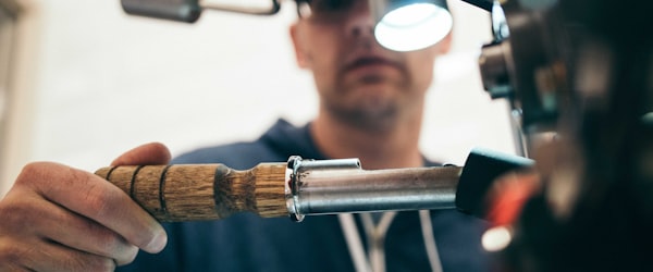 都市白领利用午休时间进行线上健身课程 - 告别办公室亚健康