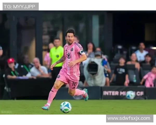 球星技能足球风采展现：从梅西到C罗的技巧与创造力对比分析